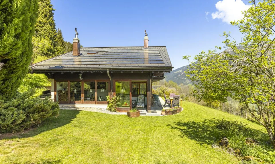 Exklusiv: Großes Chalet mit 2 Garagen auf einem 3255 m2 großen Grundstück