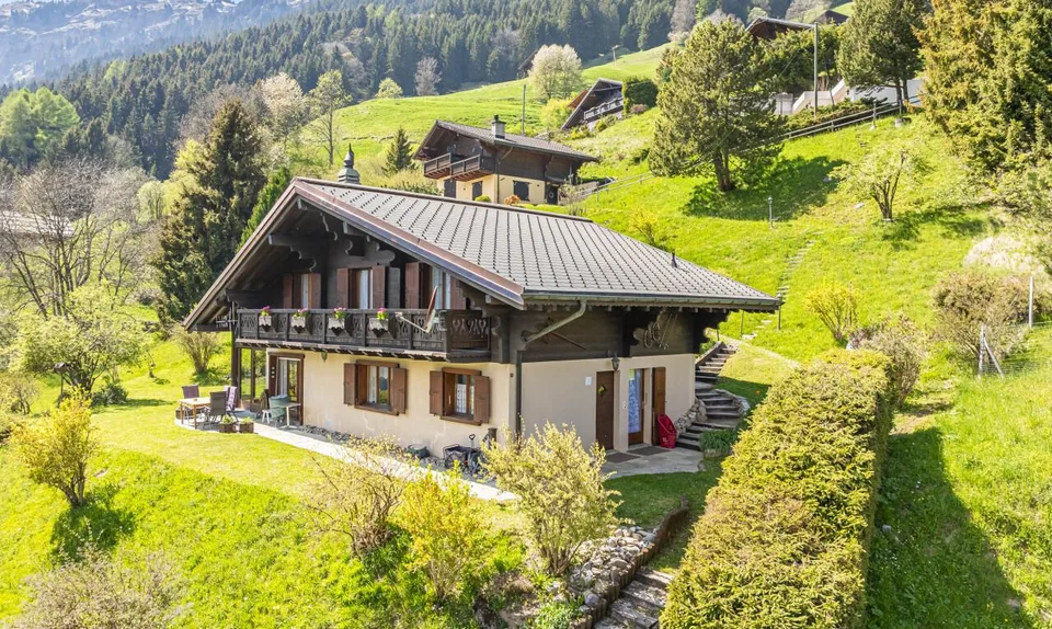 Exklusiv: Großes Chalet mit 2 Garagen auf einem 3255 m2 großen Grundstück