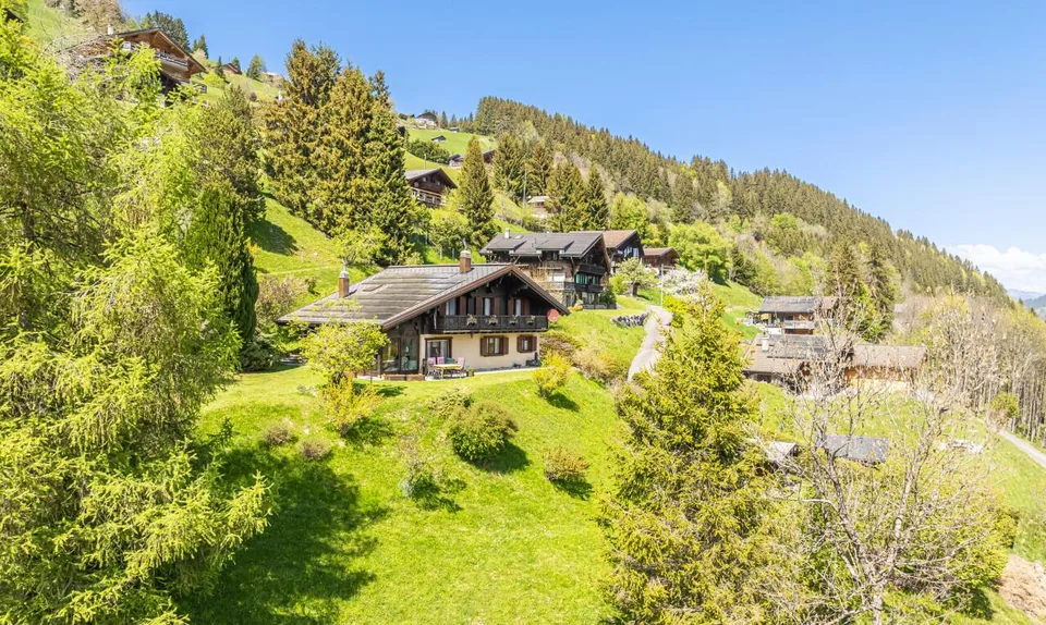Exclusif: Grand chalet avec 2 garages sur un terrain de 3255 m2