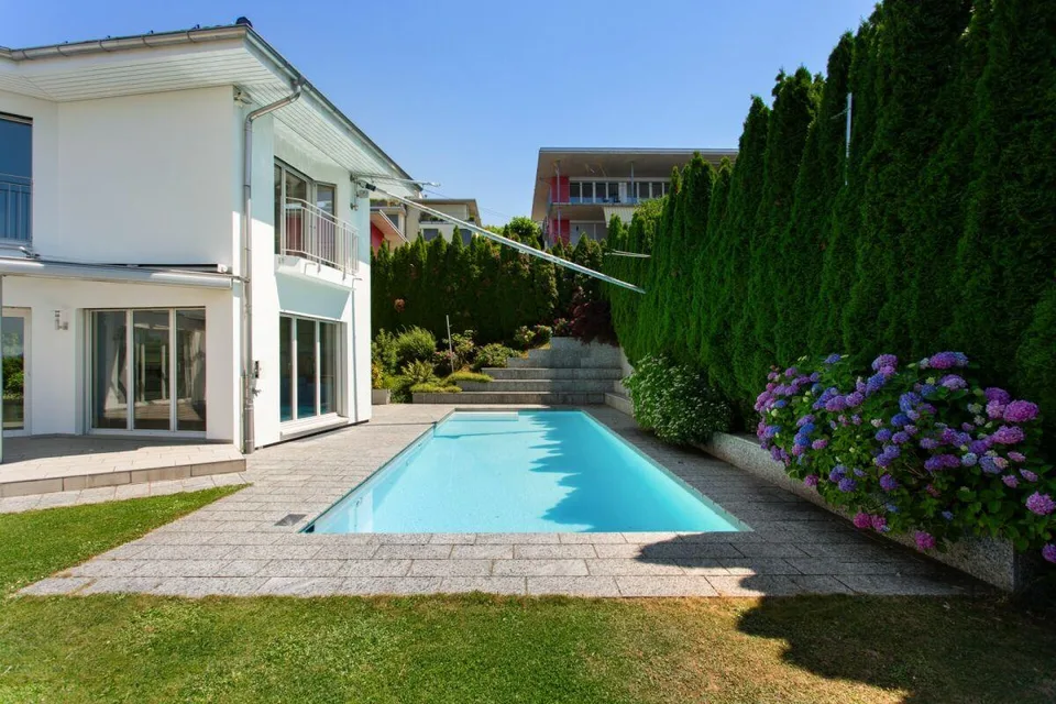 Villa mit traumhafter Seesicht und Aussenpool