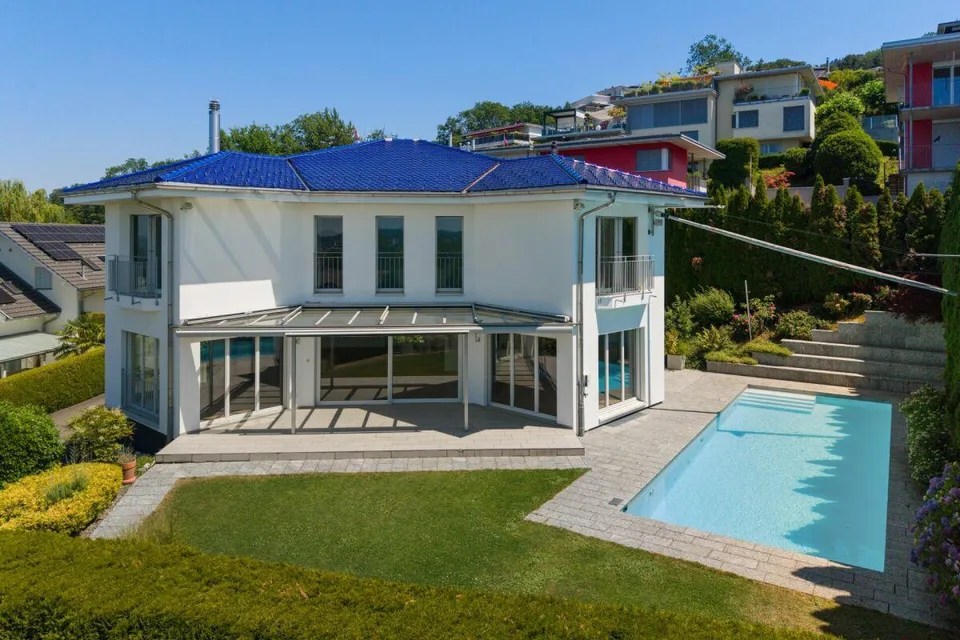 Villa mit traumhafter Seesicht und Aussenpool