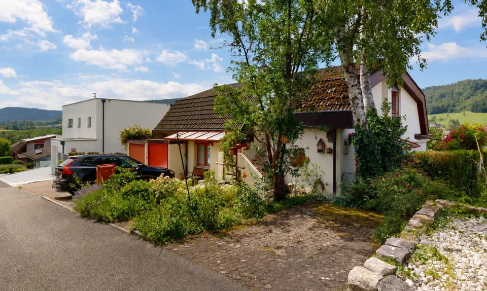 Wohnung mit offenem Raumkonzept, Wintergarten und besonderem Charakter
