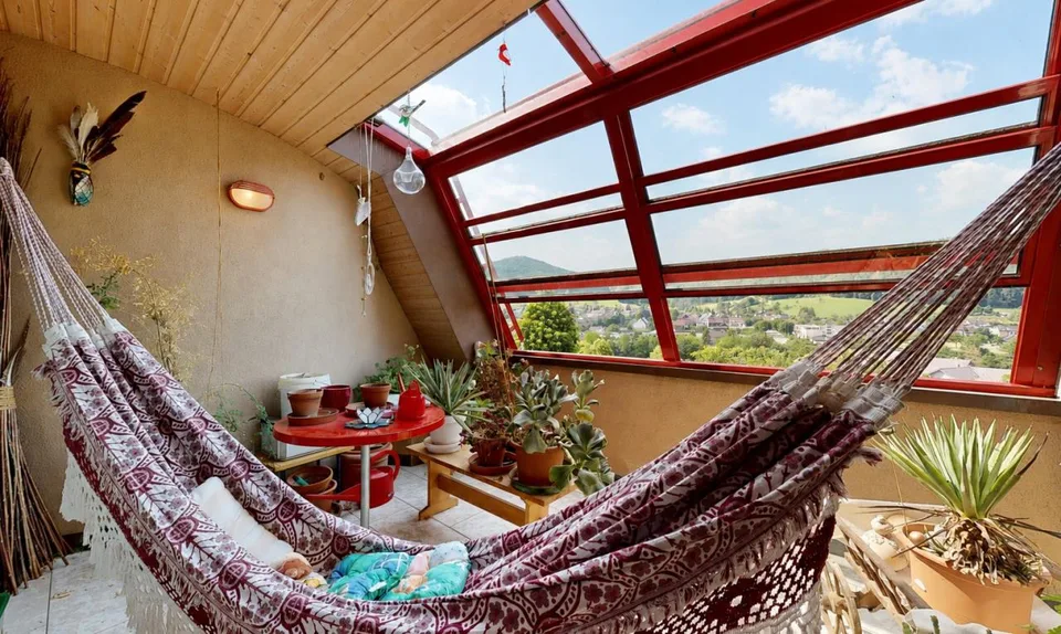 Wohnung mit offenem Raumkonzept, Wintergarten und besonderem Charakter
