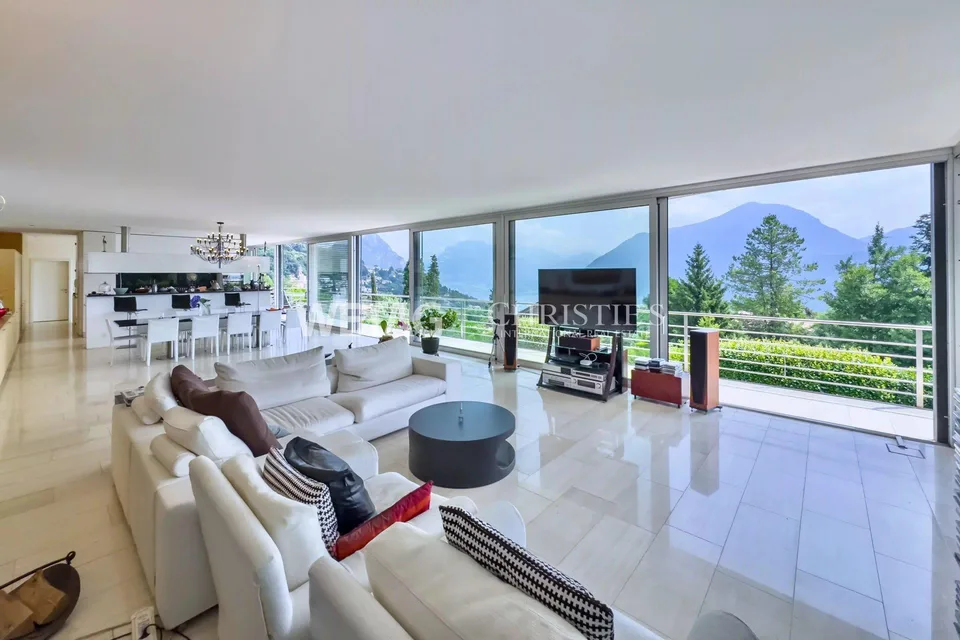 Modern villa with lake view in Carona