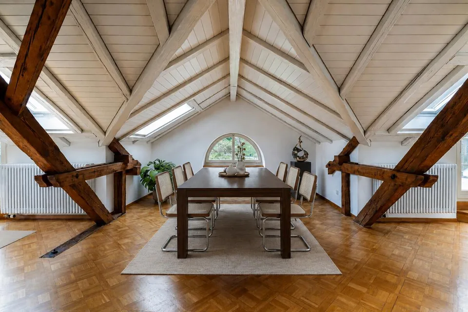 Zürich: historische Wohnung mit Galerie und Cheminée