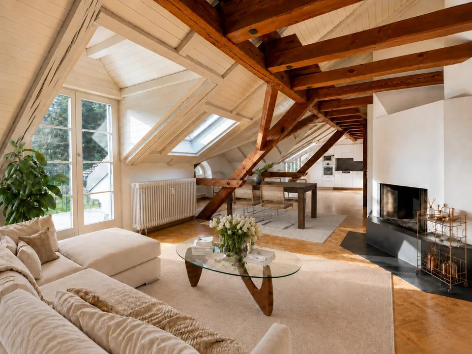 Zürich: historische Wohnung mit Galerie und Cheminée