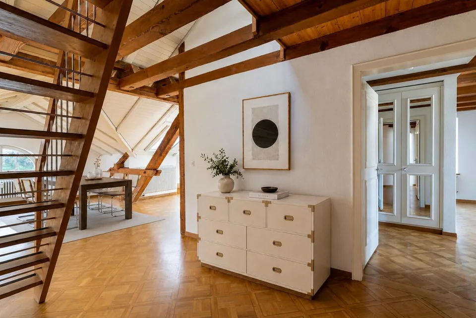 Zürich: historische Wohnung mit Galerie und Cheminée