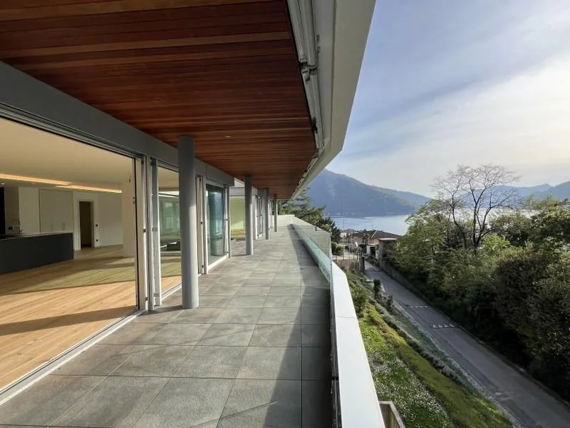 FAVOLOSO ATTICO CON BELLISSIMA TERRAZZA COPERTA E INCANTEVOLE VISTA PANORAMICA SUL LAGO – foto 9 di 13