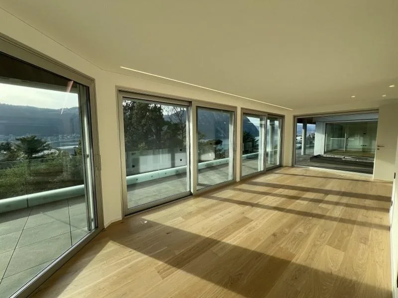 FAVOLOSO ATTICO CON BELLISSIMA TERRAZZA COPERTA E INCANTEVOLE VISTA PANORAMICA SUL LAGO – foto 12 di 13