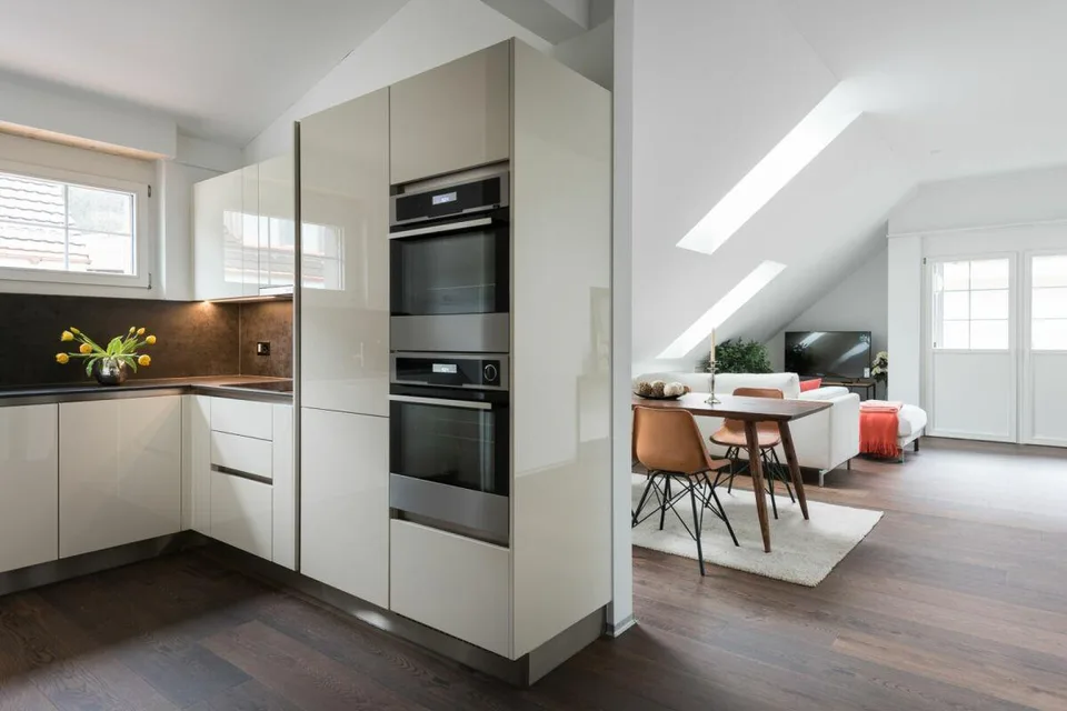 Moderne Dachwohnung mit Neubaucharakter