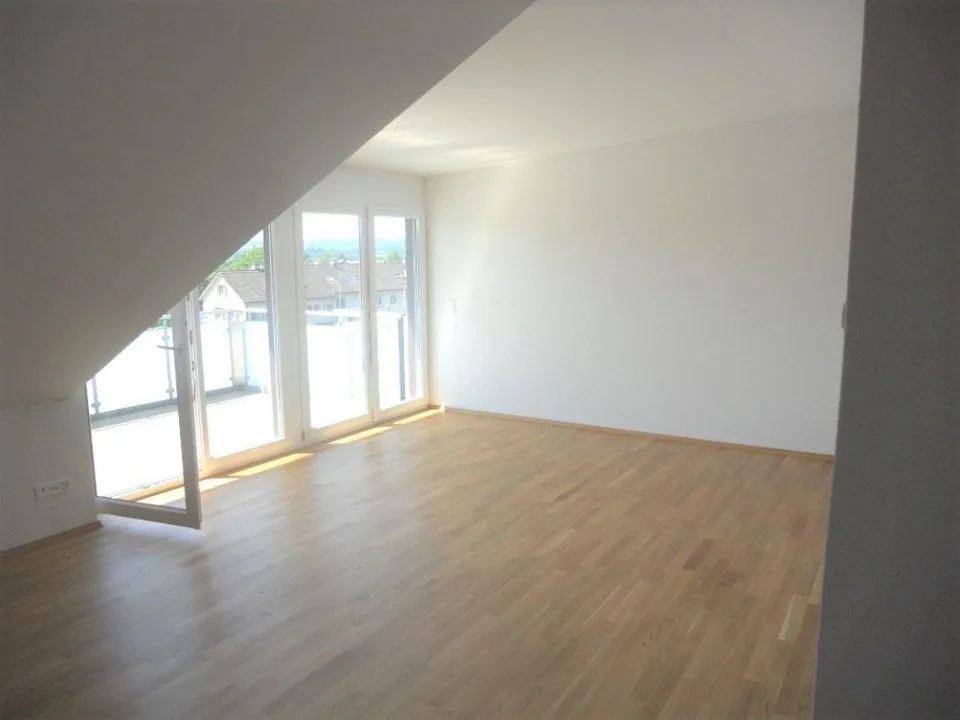Helle 2.5-Zi-Dachwohnung mit grossem Balkon