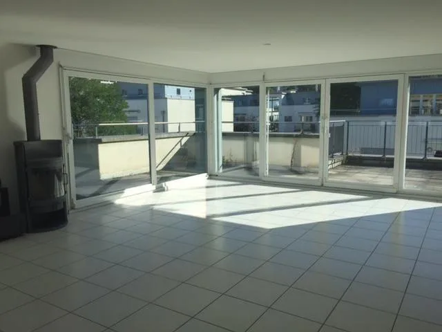 Grosszügige Attikawohnung mit Dachterrasse an ruhiger Lage