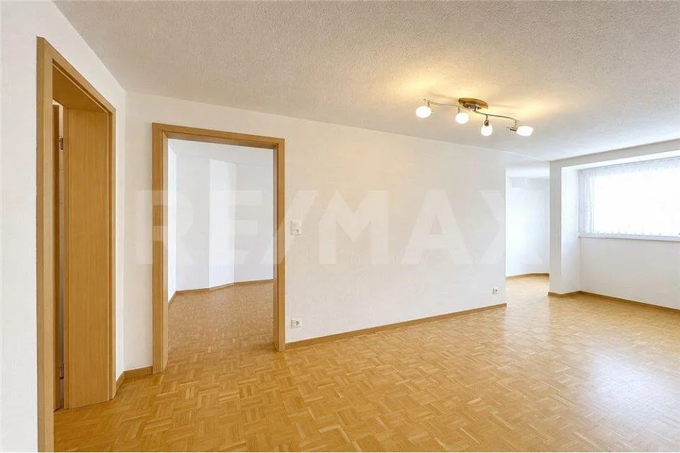 Ampio appartamento di 2,5 locali con balcone e vista sulla montagna - ideale per vivere o affittare