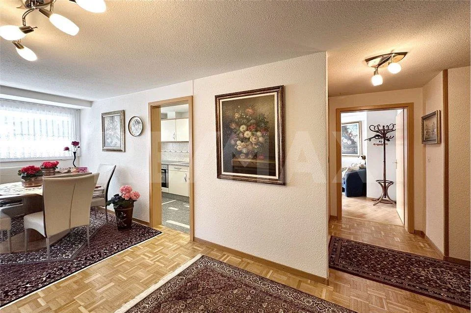 Ampio appartamento di 2,5 locali con balcone e vista sulla montagna - ideale per vivere o affittare