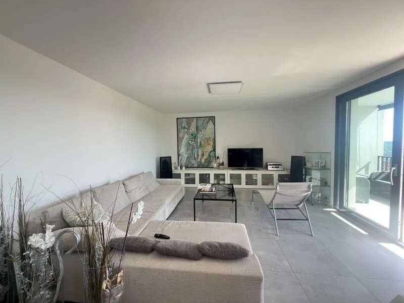 APPARTAMENTO MODERNO DI 4.5 LOCALI IN ZONA RESIDENZIALE