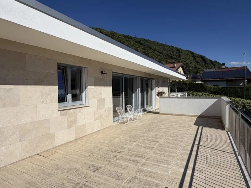 Villa avec des pièces lumineuses et une magnifique terrasse panoramique
