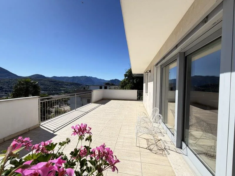 VILLA CON AMBIENTI LUMINOSI E MAGNIFICA TERRAZZA PANORAMICA
