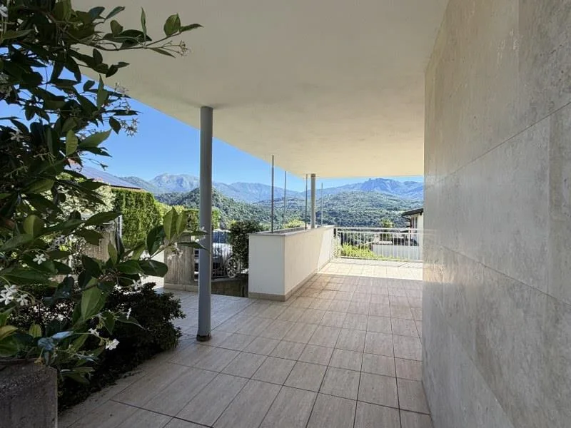 Villa avec des pièces lumineuses et une magnifique terrasse panoramique