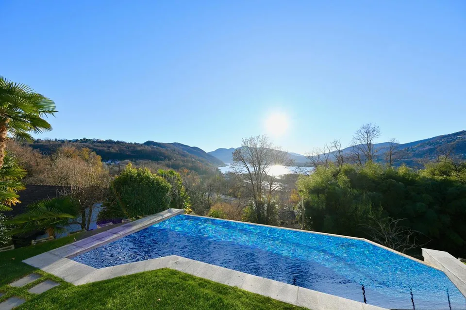 Moderna Villa du Lusso con Vista sul Lago di Lugano e Piscina