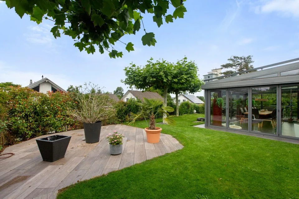 Casa unifamiliare con giardino curato e garage unico