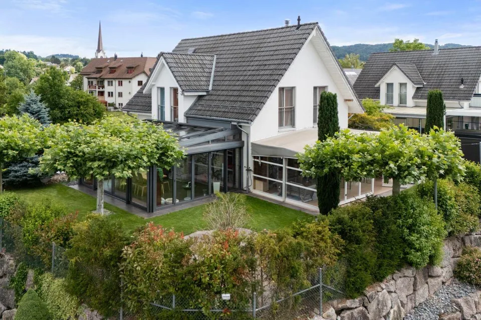 Einfamilienhaus mit gepflegtem Garten und einzigartiger Garage