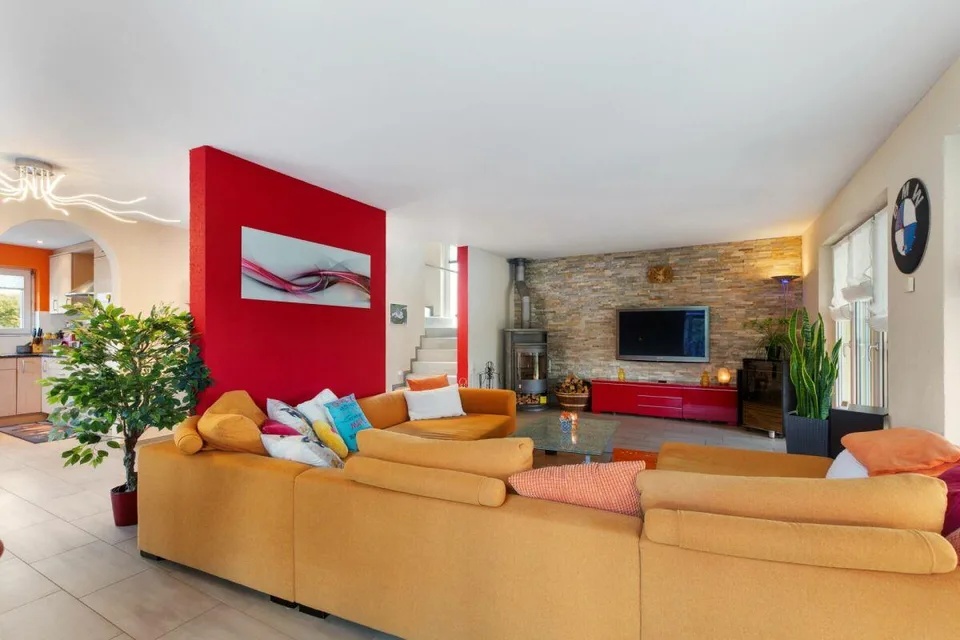 Casa unifamiliare con giardino curato e garage unico