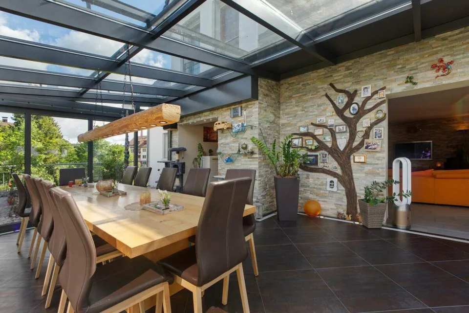 Casa unifamiliare con giardino curato e garage unico
