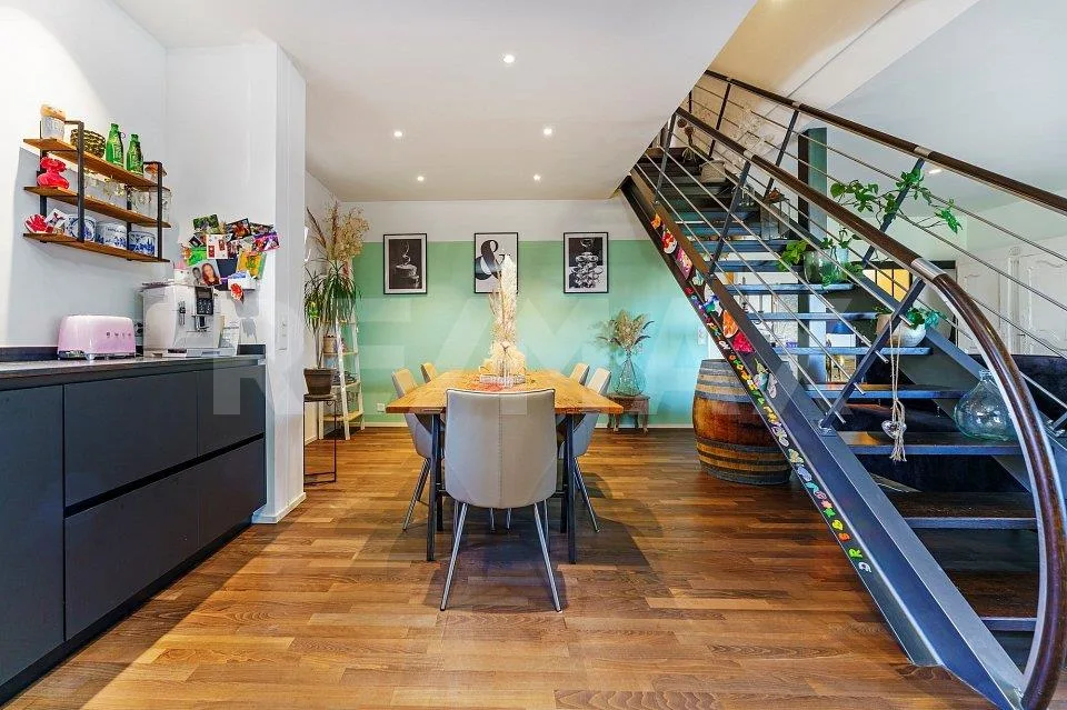 Avec hauts plafonds, finitions de standing et terrasse – Foto 8 von 13