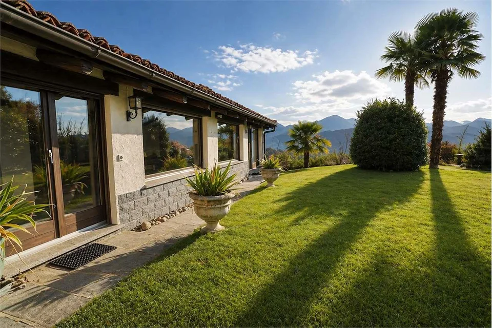 Villa con vista sul Lago di Lugano e ampia area Spa - PURA