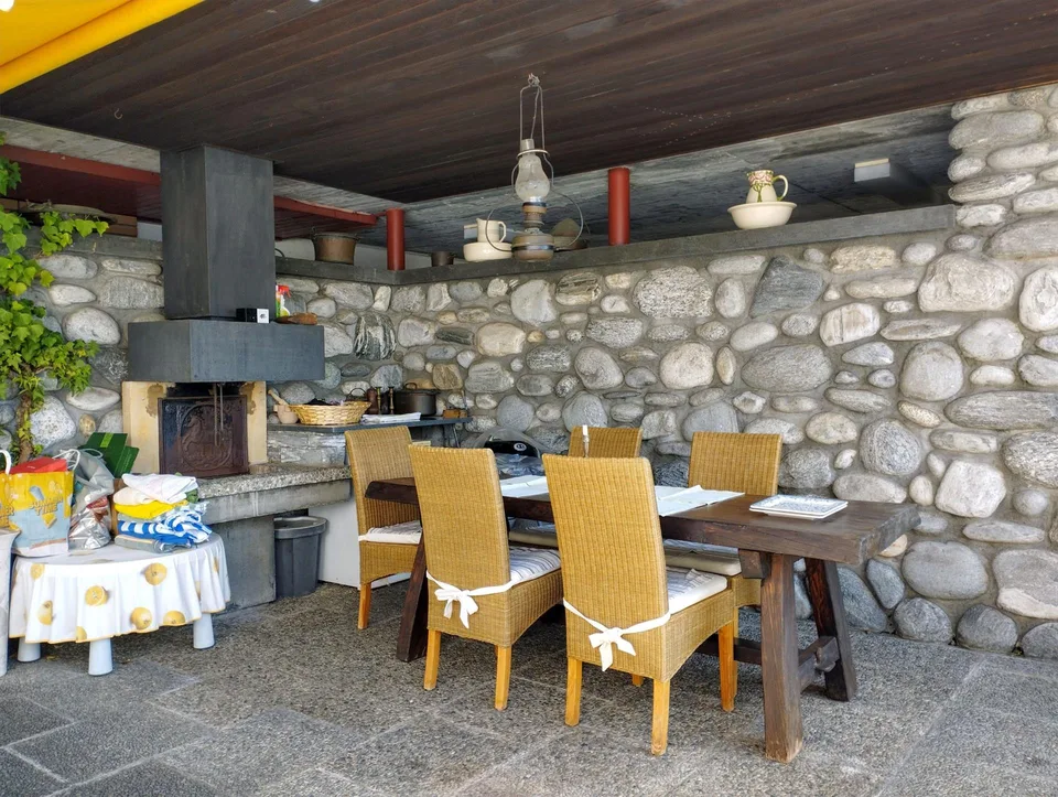 MURALTO – Elegante Wohnung mit privatem Pool und traumhafter Seesicht