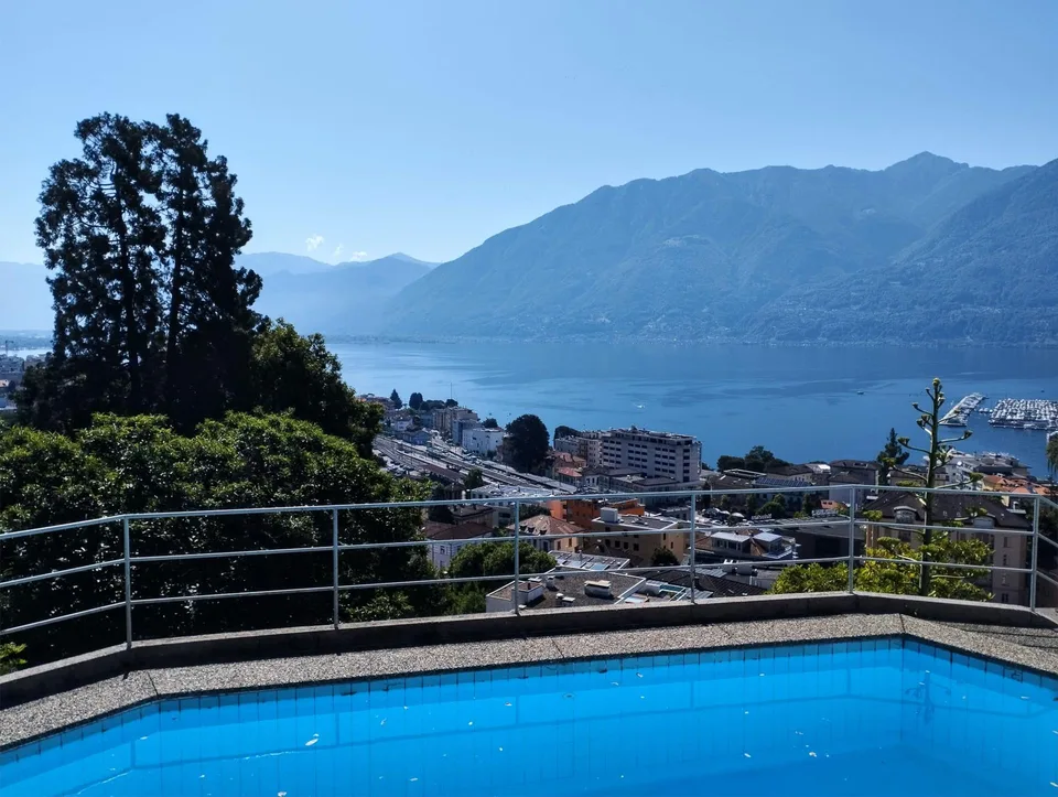 MURALTO – Elegante Wohnung mit privatem Pool und traumhafter Seesicht