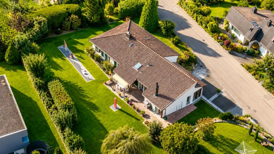 Grosszügiges 6.5-Zimmer-Einfamilienhaus mit viel Land und Entwicklu...