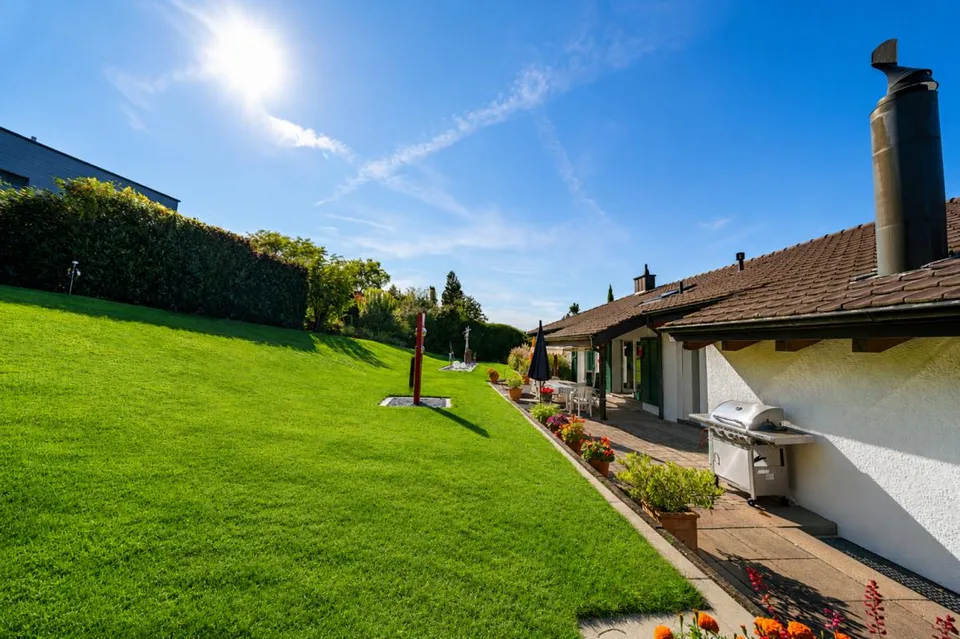 Grosszügiges 6.5-Zimmer-Einfamilienhaus mit viel Land und Entwicklu...