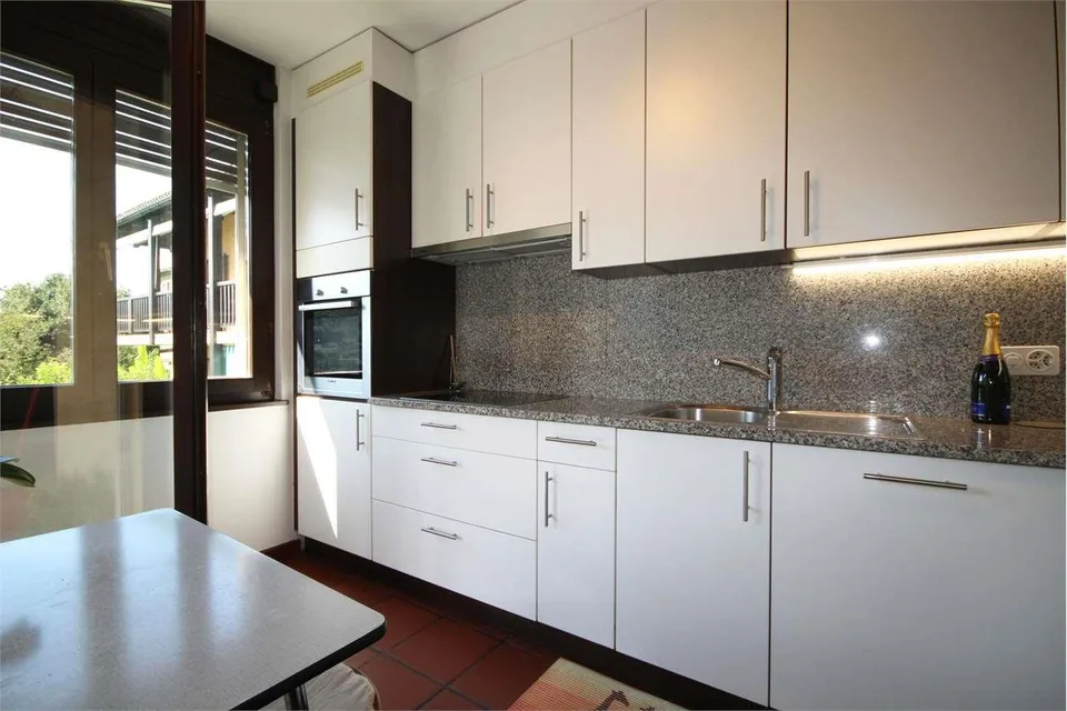 Geräumige 3,5-Zimmer-Wohnung mit freier Sicht und Parkplätzen