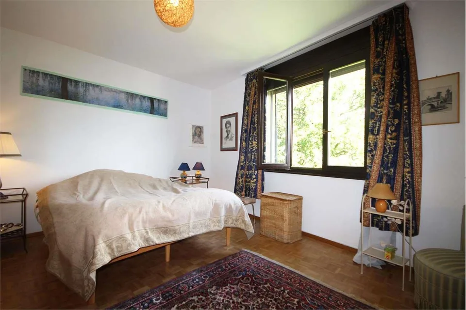 Geräumige 3,5-Zimmer-Wohnung mit freier Sicht und Parkplätzen