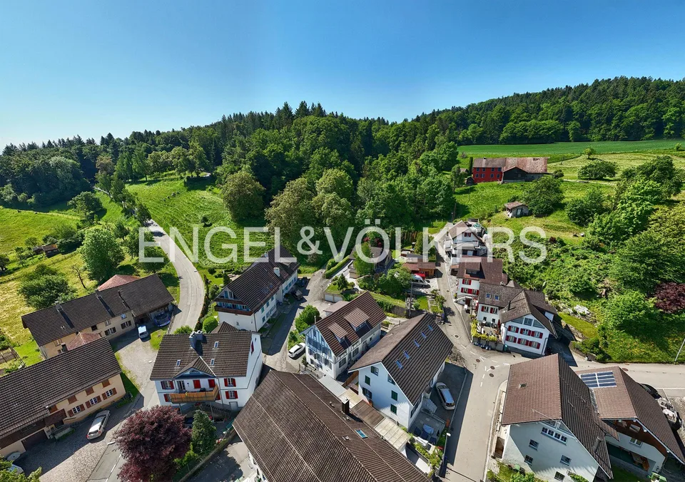 Charaktervoller Riegelbau mit zwei Wohneinheiten modern interpretiert!
