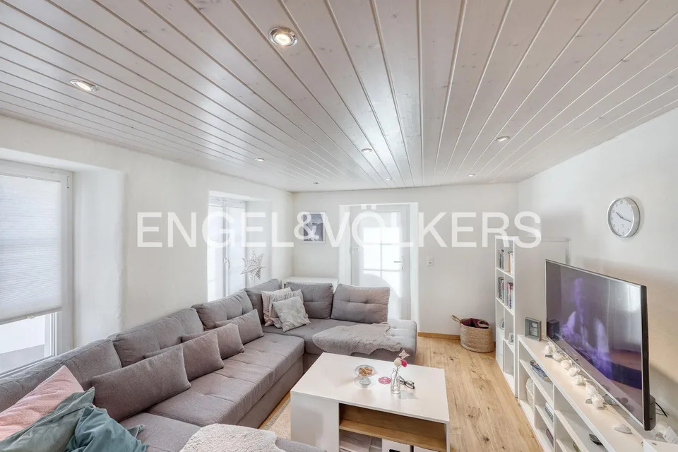 Bâtiment Riegel au caractère avec deux unités d'habitation interprétées de manière moderne !