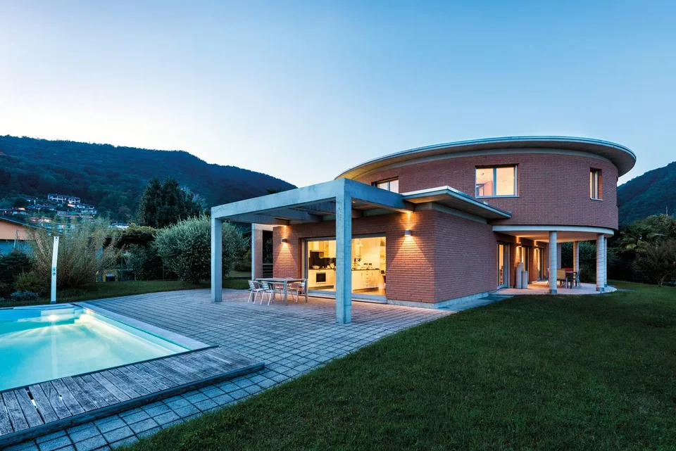 Moderna Villa Ben Soleggiata con Piscina e Giardino in vendita a Pura