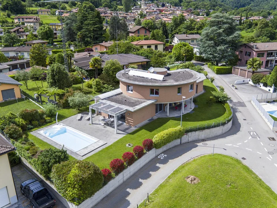 Moderna Villa Ben Soleggiata con Piscina e Giardino in vendita a Pura
