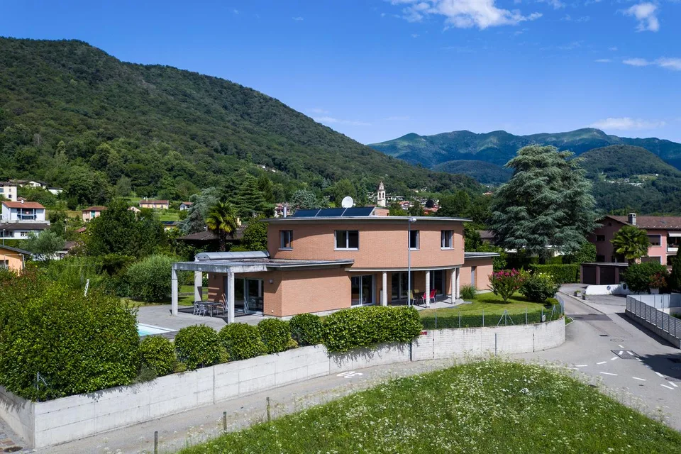 Moderna Villa Ben Soleggiata con Piscina e Giardino in vendita a Pura