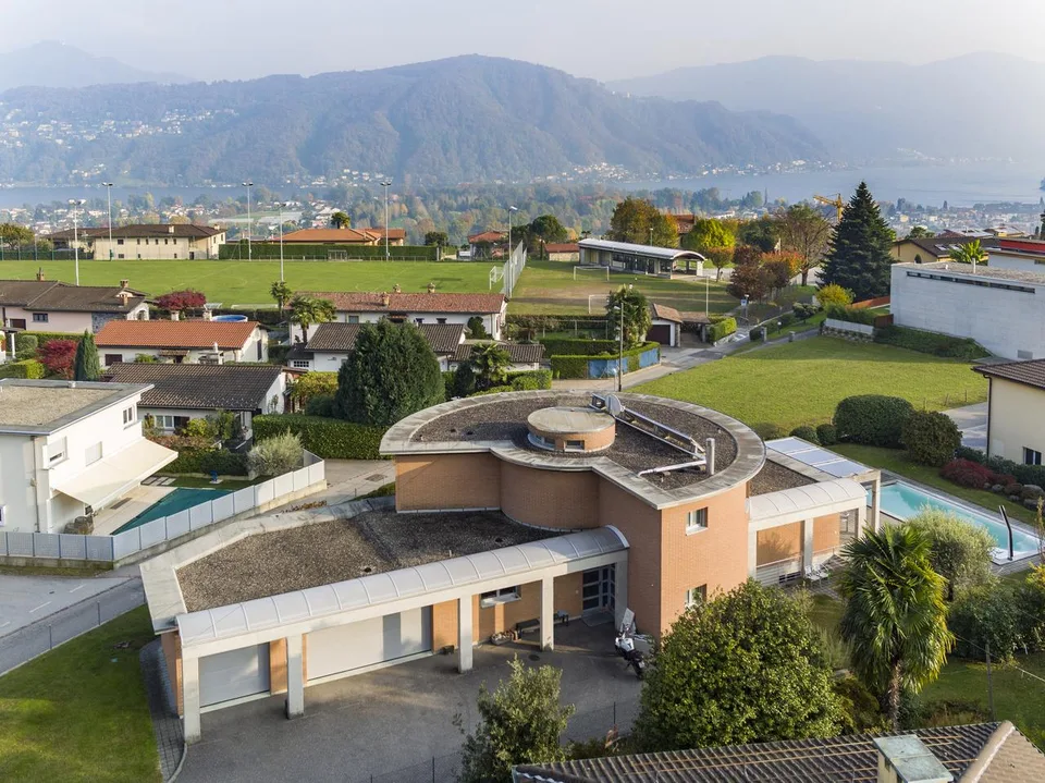 Moderna Villa Ben Soleggiata con Piscina e Giardino in vendita a Pura