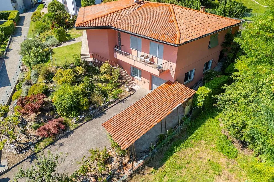 CASTEL S. PIETRO: VILLA  CON GRANDE POTENZIALE DA RINNOVARE