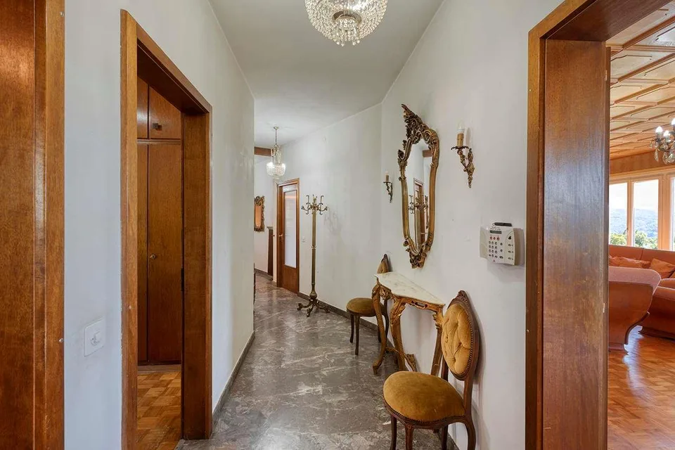 CASTEL S. PIETRO: VILLA MIT GROßEM POTENZIAL ZUR RENOVIERUNG