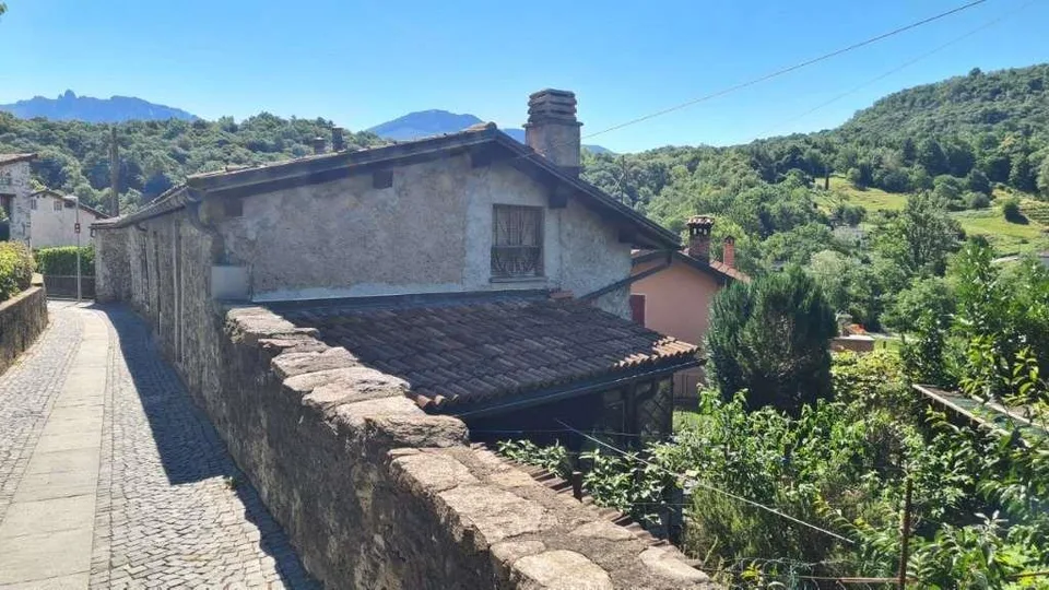 TORRICELLA TAVERNE: EINFAMILIENHAUS ZUM RENOVIEREN mit Garten