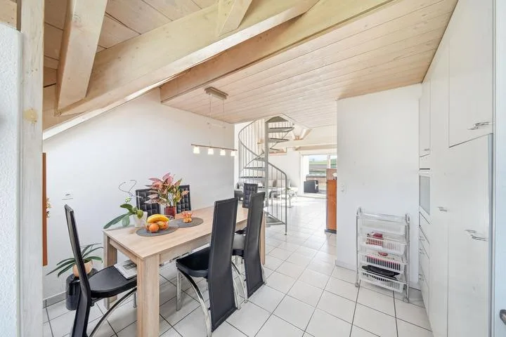 GERÄUMIGE 3.5-ZIMMER-WOHNUNG MIT GALERIEGESCHOSS, BALKON UND SCHÖNE...