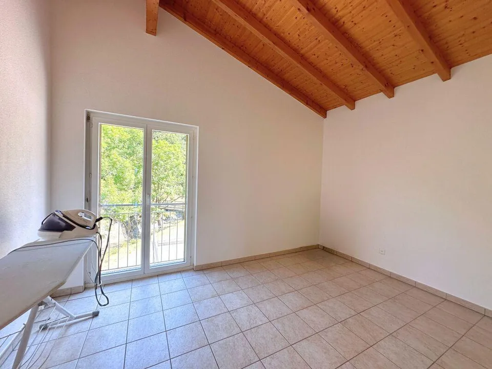 Maison unifamiliale intéressante dans le vert, avec grand local hobby/garage et vue partielle sur le lac – photo 13 sur 21
