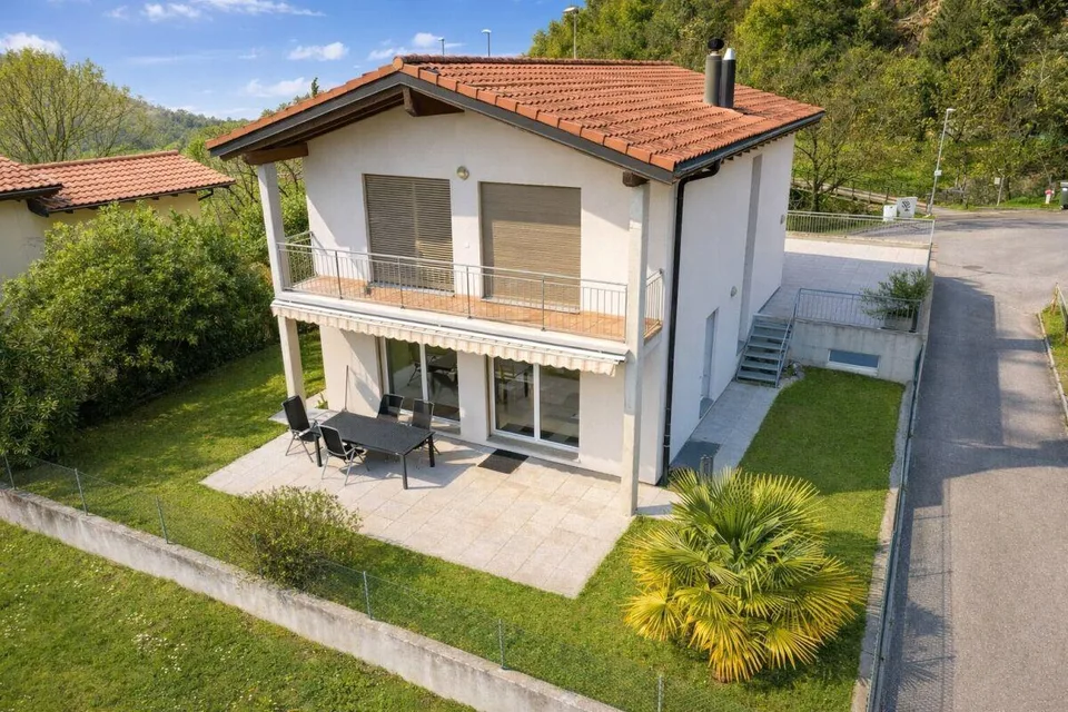Interessante casa unifamiliare nel verde, con grande locale hobby/g...