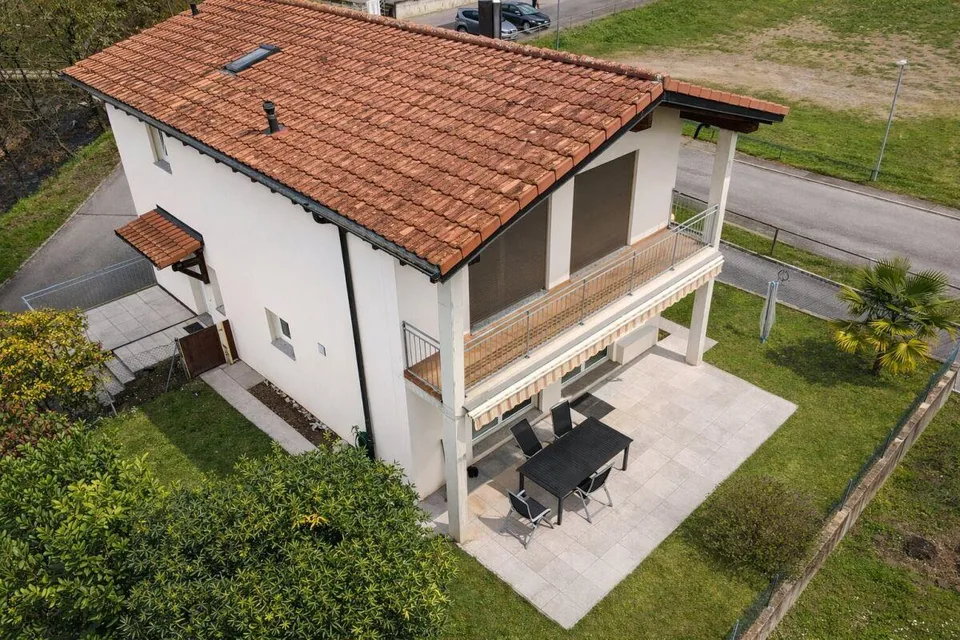 Interessantes Einfamilienhaus im Grünen, mit großem Hobbyraum/Garage und teilweisem Seeblick