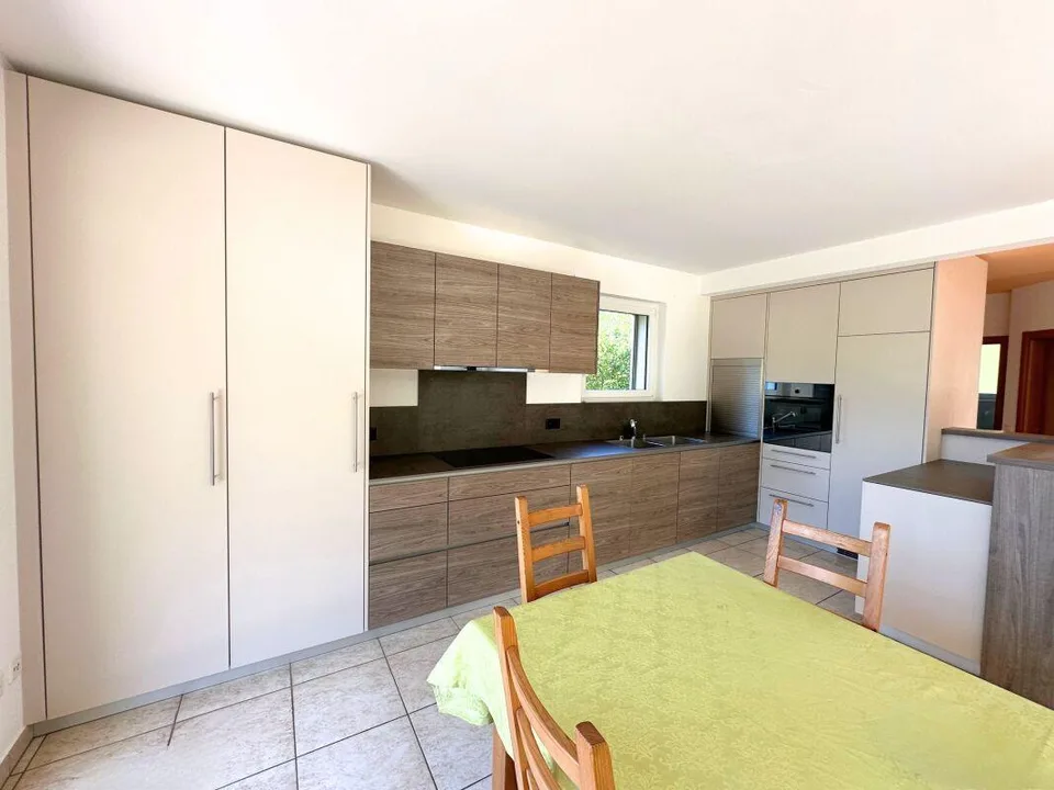 Maison unifamiliale intéressante dans le vert, avec grand local hobby/garage et vue partielle sur le lac – photo 10 sur 21