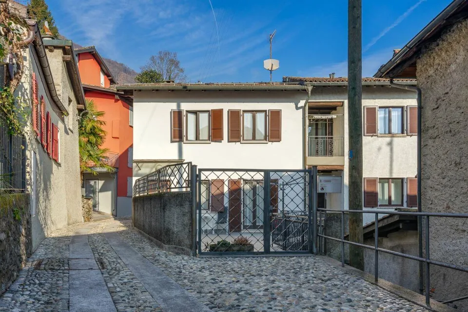 GRAVESANO · CASA UNIFAMILIARE DI NUCLEO CON AMPIA TERRAZZA